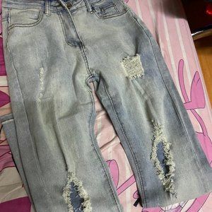 Knee-Teared Jeans
